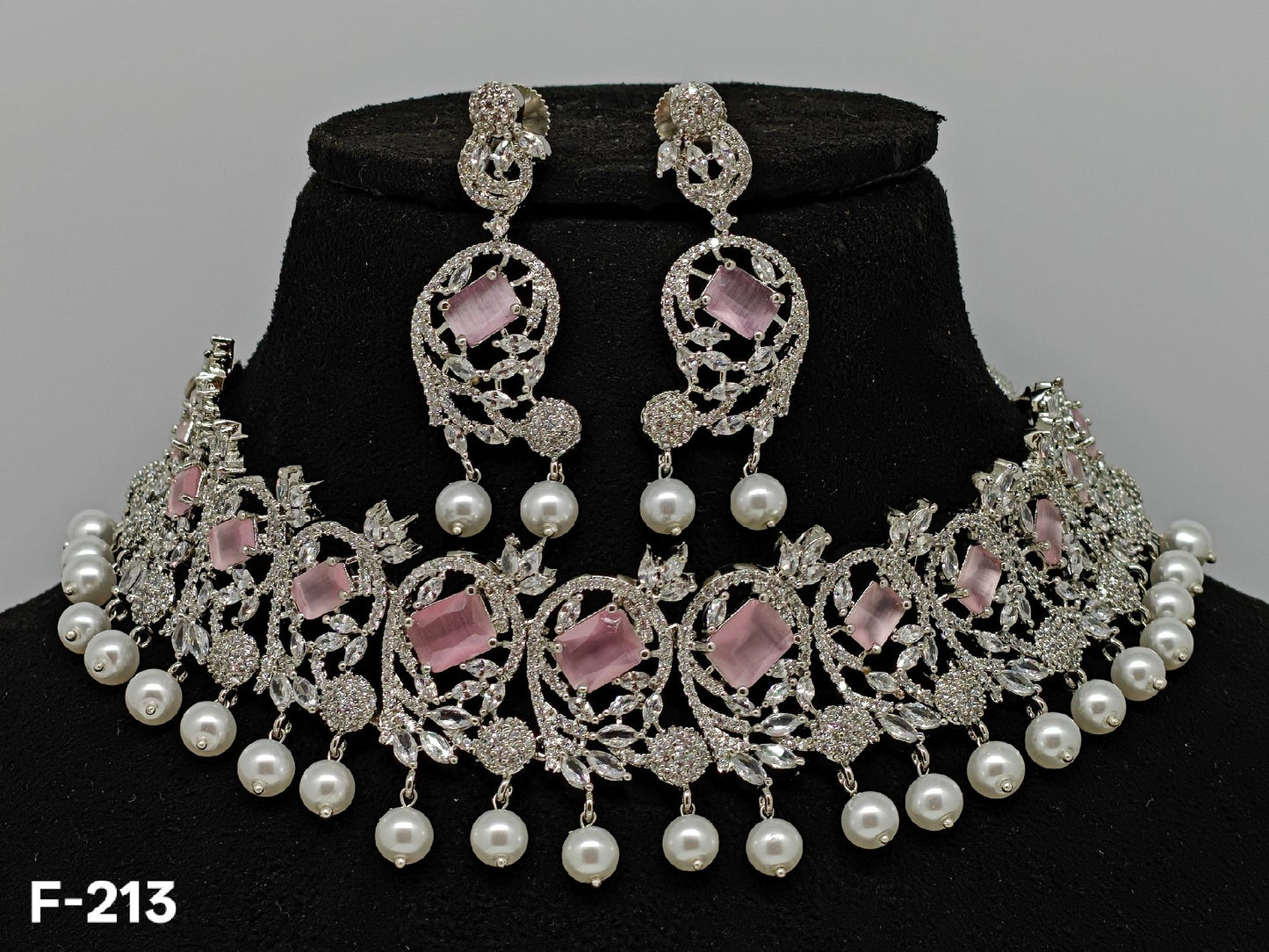 Necklace chocker model