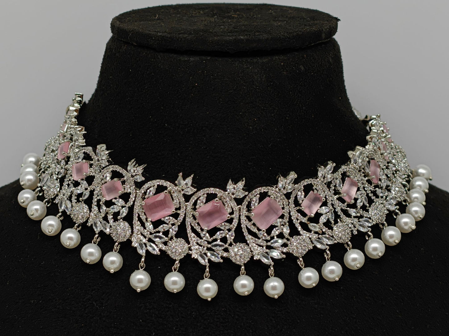 Necklace chocker model