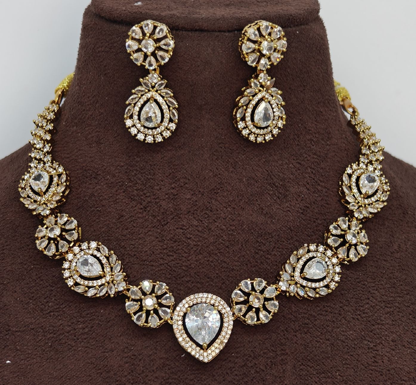 short necklace AD stones design