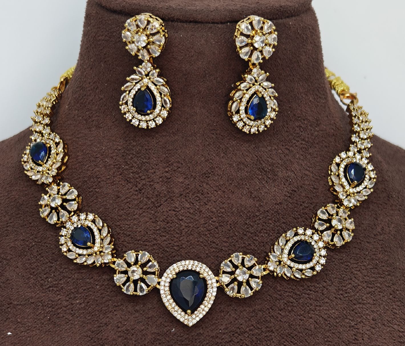 short necklace AD stones design